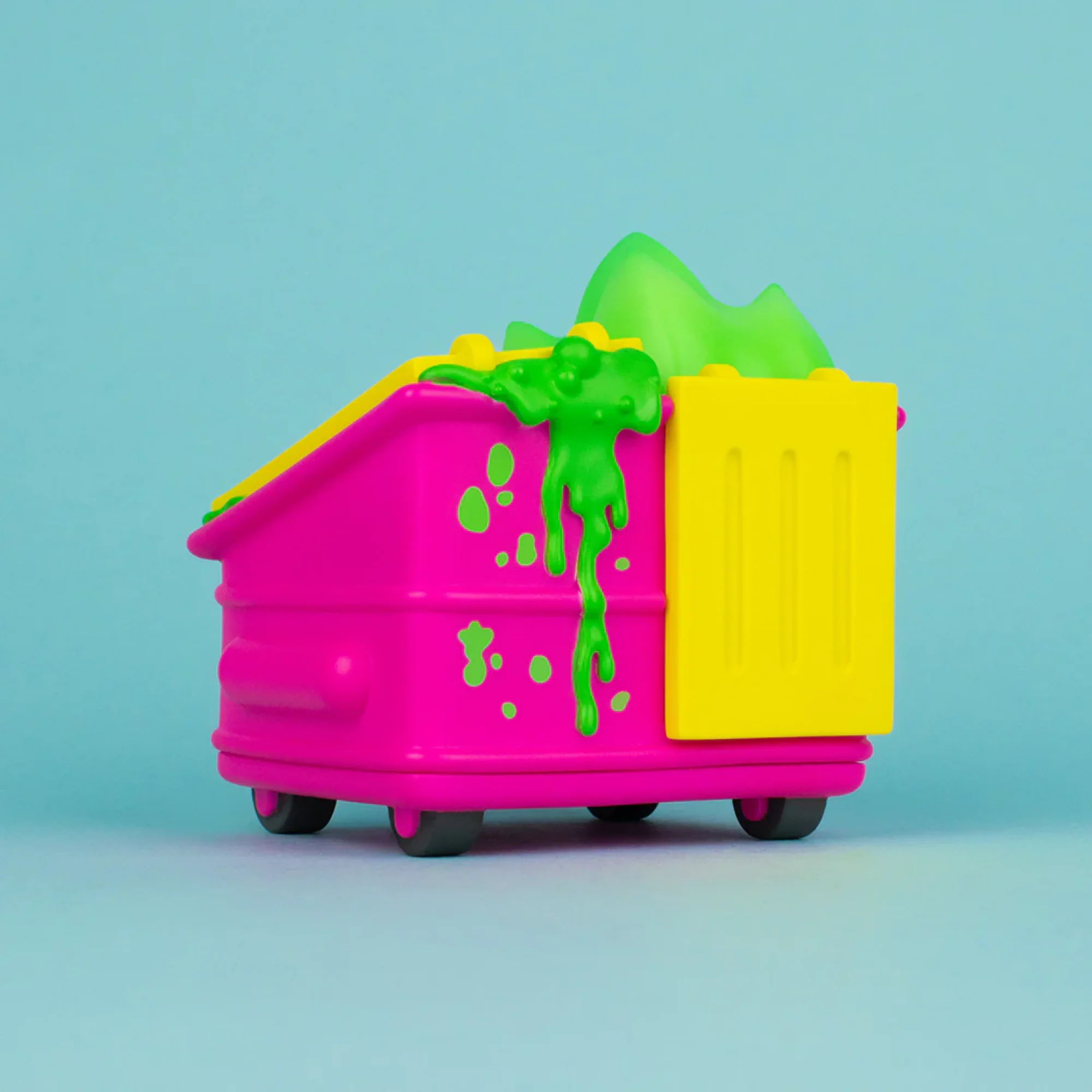 בובת אספנות | פסולת זרחנית - ורוד כימי - Dumpster Fire - Toxic Waste Vinyl Figure - Chemical Pink - Image 5